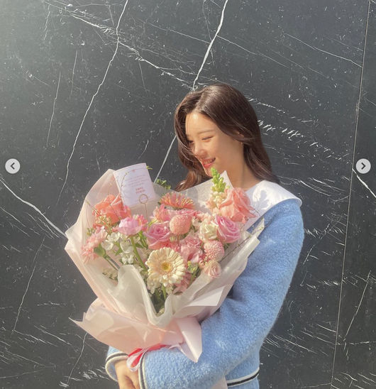 Group DIA Jung Chae-yeon showed off a fresh smile.Jung Chae-yeon said on his SNS on the 16th, I was happy to recall the time I was happy with sweetness. It is good to see you again in a long time, and it is good to meet again.Thank you for wenning and wenning. I will always keep it in my heart and always do it. Jung Chae-yeon is wearing a blue two-piece and smiling cutely; the innocent side of Jung Chae-yeon, holding a bouquet of flowers, shines.Jung Chae-yeons freshness stands out.Jung Chae-yeon will star in the drama Golden Suzer (playplayed by Yoon Eun-kyung, Kim Eun-hee / directed by Song Hyun-wook / produced by Samhwa Networks, Studio N) which will be shown by MBC this summer.Jung Chae-yeon plays the role of the main character Na Ju-hee, and he is a member and actor of group B-Toobi who confirmed his appearance early.