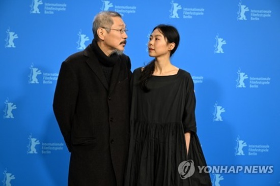 Director Hong Sangsoo and Actor Kim Min-hee attended the 72nd Berlin International Film Festival together.Director Hong Sangsoo and Kim Min-hee stood side by side on the 16th (local time) in the photo wall of the 72nd Berlin International Film Festival in Berlin, Germany.The 27th film directed by Hong Sangsoo, who was invited to the competition at the Berlin International Film Festival this year, is the Actor Lee Hye-Yeong, who was in the spotlight with Hong Sangsoos previous film In front of your face, and Kim Min-hee, who won the Berlin International Film Festival Best Actress Award for On the Beach of the Night .Kim Min-hee was named in the credits as the production director in this work, following Introduction (2021) and In front of your face (2021).In addition to Kim Min-hee, those who have worked together in the works of existing Hong Sangsoo such as movies, Kwon Hae-hyo, Cho Yoon-hee, Ki-bong, Park Mi-so and Ha Sung-guk will appear again.Director Hong Sangsoo and Kim Min-hee stood in the photo wall in a costume dressed in black.It was only two years since the 70th Berlin International Film Festival, which was held in February 2020, that the two people appeared together in the official ceremony.Director Hong Sangsoo drew attention with his face leaner than before. Kim Min-hee also appeared as a modest face with little makeup.In particular, Kim Min-hee was caught looking at director Hong Sangsoo on the photo wall and boasted a friendly atmosphere of his lover.Following the photo wall, those who attended the press conference told various stories about the fiction of the novelist.At this point, the Couplings of the two were visible.Hong Sangsoo said, Most Actors are Actors who worked together in the past, but at this meeting, they have received a different energy that they have not felt.Kim Min-hee said, I am nervous every time I stand in front of the camera. I am usually nervous, but I feel more free when I act because I live in front of the camera, not me anymore.On the other hand, director Hong Sangsoo and Kim Min-hee became lovers through the movie Now is right and then it is wrong released in 2015.In March 2017, he officially announced that he was a lover, saying I love you at the media preview On the Beach of the Night.The Berlin International Film Festival, which opened on October 10, will be held until the 20th.Photo = Yonhap News