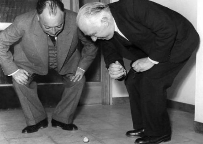 1954년 팽이가 돌아가는 것을 보고 있는 볼프강 파울리(왼쪽)과 닐스 보어. 위키피디아 제공