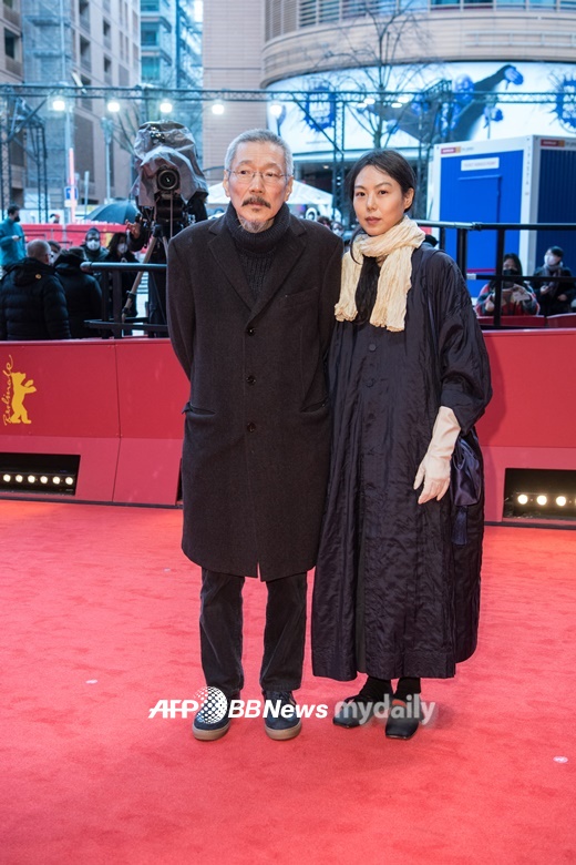 Director Hong Sangsoo and Actor Kim Min-hee showed off their strong infidelity affection for the seventh year at the Berlin International Film Festival.Director Hong Sangsoo and Kim Min-hee, who were infidel couple, made their official appearance in two years after attending the 72nd Berlin International Film Festival, which opened on the 10th (local time).They admitted that they had an affair in 2016 after they had a relationship with the film Right Now and Then Wrong (2015).So, while being ignored by the public and constantly releasing works, the company is continuing to go out of business in Korea.However, it is different at overseas film festivals. It is recognized for its workability, and it is showing a difference in extreme temperature by showing open affection as a healthy and infidel couple.Director Hong Sangsoo called his lover Kim Min-hee on stage at the moment of glory to win the Berlin International Film Festival Silver Bear Award Jury Award for his 27th feature film Novelists Movie.Novelists Movie is already the 10th collaboration, including Kim Min-hees participation as the production director.Kim Min-hee said, I felt that the audience really loved the movie at todays screening. It was touching and I do not think I will forget it. I am so grateful.In addition, director Hong Sangsoo and Kim Min-hee dressed up in black color and paired up with coupling and digested the festival schedule.In the video released by Berlin International Film Festival, two shots were caught sharing a friendly skinship or making eye contact.Meanwhile, director Hong Sangsoo has been awarded the Berlin International Film Festival for the third consecutive year and the fourth silver bear award.Kim Min-hee was the first Korean actor to win the Best Actress trophy in 2017 with Hong Sangsoos Only at the Beach of the Night.