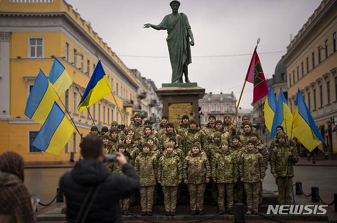 [오데사=AP/뉴시스] 16일(현지시간) 우크라이나 오데사에서 '단결의 날'을 기념하는 우크라이나군 장병들이 국기와 함께 기념촬영을 하고 있다. 볼로디미르 젤렌스키 우크라이나 대통령은 미국이 예상한 러시아 침공일인 16일을 '단결의 날'로 선포했다. 2022.02.17.