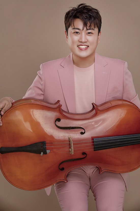 Singer Kim Ho-joong returns to the best solo concert to completely clear two years of absence.Kim Ho-joong, who set the initial record of selling 410,000 copies on the first day of release as the first regular Our Ga in 2020 and the Classic album The Classic Album, is currently fulfilling his military service obligation as a social worker.It will be off at 9th day in June.Director Kwon Jae-young, who has been keeping the center of KBS music entertainment such as KBS 2TV Endless Masterpiece - Singing Legends, Yoo Hee-yeols Sketchbook and Trot National Sports Festival, will be in charge.In December last year, 2021 KBS special feature Were HERO Lim Young-woong was comforted and impressed by the whole nation.In the upcoming summer, Kim Ho-joong will be working with Kim Ho-joong to literally show reversal class concerts.Kwon said in a telephone interview with the day, I was talking for a long time, not a decided concert.Kim Ho-joong and his brother in the private, he said. Kim Ho-joongs music is based on vocal music, but there is also a Trot singer image.In my personal opinion, Kim Ho-joong is not just a Trot singer.In that sense, I want to create a concert that can fully unfold his musical talents. As Kwon said, Kim Ho-joong is an artist with distinct advantages and characteristics.In addition to the Classic, he has become a star in various fields such as Trot, rock music, and all-weather skills.Kwon said, It will depend on the standards of each person, but when we do the concert, we face two directions. One is the Concert that shows people what they want to show, and the other is the Concert that shows people who want to see. I think Kim Ho-joongs concert will go in the direction that fans want to see.It is a concert held in the situation that has not been seen in public for the past two years, so I want to show the fans who have waited for Kim Ho-joong rather than the new appearance.And I will try to solve it in a new way so that it does not get tired. Kim Ho-joongs advantages, which Kwon sees, are also clear.Kim Ho-joong has a solid musical foundation, said Kwon, Kim Ho-joong is a vocal bass, and you can mix a lot of genres with it.Kim Ho-joongs great strength is that it is based on vocal music but can fully digest ballads, trots and rocks. I am confident that I will make the best stage so that the time of the fans who waited for two years is not too much.Photo-Thinking Entertainment