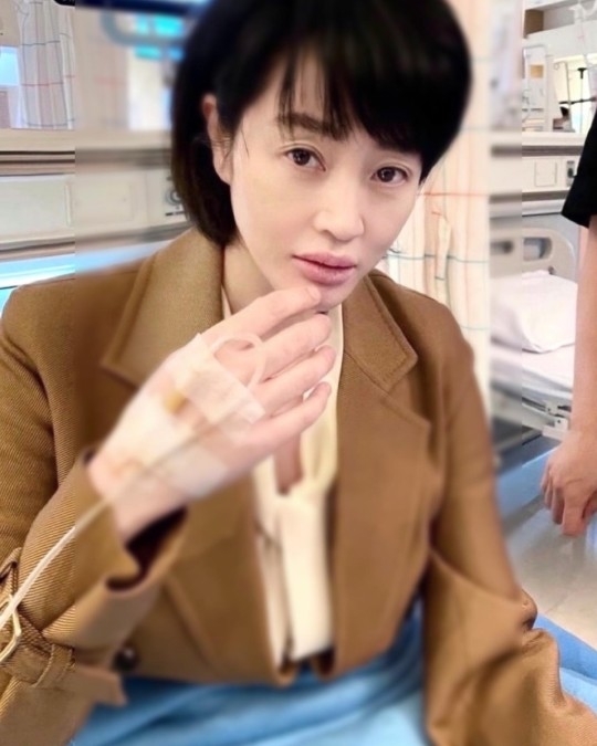 Kim Hye-soo posted a picture on his 18th day with a hashtag called #Juvenile Justice #NETFLIX #February 25 on his instagram.Kim Hye-soo in the public photo is staring at the camera with a large needle on the back of his hand.The pale Kim Hye-soos face was filled with fans worried eyes, but the picture was taken during Netflix Juvenile Justice shooting.Kim Hye-soo has been working on the Netflix series Juvenile Justice and has been working on the emergency room certification shot.Copyright Korea Economic TV