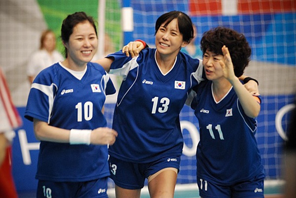 In the past, Korean media and sports fans had a bad climate of treating the players who won the silver medal with four years of sweat and effort with the gold medal priority at the Olympics as if they were sinners.However, Korea is also applauding the silver medal or bronze medalist as the atmosphere is not related to the medal color.In the Worlds sports festival, the Olympics, medals are all precious and precious, regardless of color.The silver medal that enthusiastically attracted sports fans at the Winter Olympics was also the silver medal of the curling womens four-member team Team Kim won at the Pyeongchang Olympics four years ago.Team Kim, composed of Angyeong senior Kim Eun-jung, school friend, sister and senior, won a valuable silver medal by defeating Japan in the 2018 Pyeongchang Olympic semifinals.At that time, Young Mi ~ craze was blowing in All states, and curling, which was a strange event for the public, quickly emerged as a familiar event.Moon So-ri, who had no great relationship with acting to major in pedagogy at university, started acting in 1999, appearing in Kim Ji-woons Cinema16: American Short Films The Power of Love.He also appeared in the film Peppermint Candy, which was released with the beginning of the new millennium, as the first love of Kim Young-ho (Sol Kyung-gu).Moon So-ri did not have much weight in , but director Lee Chang-dong, who discovered the possibility of Moon So-ri, cast Moon So-ri in the role of Han Gong-ju in his next film, Oasis.Moon So-ri has won the Rookie of the Year award at the Venice International Film Festival, one of the three major World Film Festivals, through his unique visual melodrama Oasis, which depicts the love of an ex-convict who can not adapt to society and a woman with cerebral palsy.Moon So-ri, who was covered in the monster called Sol Kyung-gu in , swept the Rookie of the Six Film Festivals or Best Actress Award at home and abroad through  and became the most popular female actor in Chungmuro.Moon So-ri, who was recognized as the best actor in 2003 by winning the Blue Dragon Film Festival, Daejong Award, and South Korea Film Award for Best Actress in 2003, won the award with nearly 2 million viewers in 2004.But Moon So-ri fell into a slump after failing to win the box office in succession with , ,  and .In 2007, he appeared in the drama Taewangsa Shingi, but Moon So-ris presence was not so great in Taewangsa Shingi.Then, in January 2008, Moon So-ri turned into a handball player in Lim Soon-ryes The Best Moment of Our Life.Moon So-ri, who played Han Mi-sook, who returned to the national team after twists and turns after the dismantling of the unemployment team, mobilized 4 million All States audiences as Usaengsoon (based on the integrated network of movie theaters).Moon So-ri, who made the best hit since his debut as an actor, has since been featured in small films, but was reunited with Sol Kyung-gu in 2013 for 11 years and received another great love with 3.4 million viewers in Spie.Moon So-ri, who married director Jang Jun-hwan, who directed <Protect the Earth> in 2006, and gave birth to her daughter, Yeondu Yang in 2011, challenged not only acting but also directing and made short films steadily.And in 2017, she collected Cinema16: American Short Films to bring her feature-length debut, The Actress Even Today, to theaters.Moon So-ri, who played Kim Tae-ris mother in Little Forest, released in 2018, will be working with Kim Hee-ae in the Netflix drama Queen Maker.However, the womens handball, which is an international competition event, received a non-popular event in Korea.In fact, in 2004, when the Athens Olympics were held, there were only five womens handball unemployment teams in Korea.It was a poor environment compared to Denmark, which was the final opponent of the Athens Olympics, which had more than 1,000 handball clubs.However, Korea has overcome this disadvantage and created a valuable achievement of Olympic silver medal.In fact, there are few genres like sports movies that know and see the results.However, in the case of , the actual contents and results of the game were so dramatic that even if you know the results in advance, there is no big problem in appreciation.In the first place, <Usaeng Soon> is not a movie to show the success story of the womens handball team, but a movie that shows the process of overcoming difficult situations.In fact, <Usaengsoon> ends with the tears of director Lim Young-chul, who worries about the reality and future of womens handball that will not change much.Of course, the reality of the players appearing in <Usaeng Soon> is somewhat exaggerated in cinematic terms.In particular, Han Mi-sook, played by Moon So-ri, is expressed as a poor player who works at a mart and is chased by a loan shark because of his life.However, Oh Sung-ok, a real model of Han Mi-suk, grew up in a wealthy family and was called a genius player and led the gold medal at the Barcelona Olympics.Oh Sung-oks husband also moved abroad when Oh Sung-ok entered the overseas league and actively exaggerated his wifes career.Is the third feature film directed by Lim Soon-rye, who made <Seo Friend> and <Waiki Brothers>.Lim Soon-rye, who made his first box-office film with 4 million viewers in <Usaeng Soon>, directed <Run to the South> starring Kim Yoon-seok in 2012, and <Subscriber> starring Park Hae-il and Hyun Suk in 2014.And in 2018, he succeeded in another box office with 1.5 million All States audiences through Little Forest based on Japan comics.In fact, the coach who led the Korean national team at the 2004 Athens Olympics was a veteran Lim Young-chul, born in 1960.However, in the movie, Kim Hye-kyung (Kim Jong-eun) pushed Tınaz Tırpan away and a new coach from a star player who was active in Europe will be appointed.It is a character who gives an ambassador with the theme of Whatever the result is, you showed the best moment of your life today ahead of the throw.Actor Park Won-sang made his debut in the film through Lim Soon-ryes feature film Three Friends and played Jung Suk, a band member with a complicated female problem in <Waiki Brothers>.Park Won-sang also appeared as a husband of Han Mi-sook and a senior coach of the national team in <Usaeng Soon>, showing her husbands powerless performance.Park Won-sang makes extreme choices for overdose while immature competes in the Olympics, but he opens his eyes dramatically in the hospital when immature experiences the best moment of his life.Jo Eun-ji, who has been active in movies and dramas since the early 2000s, played the role of national goalkeeper Suhee in <Usaeng Soon>.The only single in the sister line, so I dreamed of marriage and saw the confrontation.Jo Eun-ji, who showed off his talents by directing Cinema16: American Short Films <2 nights and 3 days> in 2016, made his debut as a commercial film director by making <Genreman Romance> starring Ryu Seung-ryong and Onara, which was released last November.Cha Min-ji, who won the Best Actress Award at the South Korea Youth Film Festival in 2006, played the youngest son of the national team, Seo Bo-ram, in <Usaeng Soon>.Kim Hye-kyung Tınaz Tırpan and other senior players have been in conflict with his personality and behavior, but he turned out to be a prospect who longed for Kim Hye-kyung and raised his dream of a handball player.Jean-Seo Bo-ram is injured in the quarter-finals against France but shows an adult behaviour of claiming to be playing instead of his injured teammate in the final overtime.