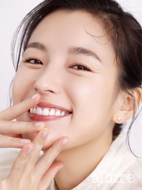 Han Hyo-joo, who visited the filming site during a busy day with successive work activities, including the drama Happyness and the movie The Pirate Movie: The Goblin Flag, gave off a bright and warm charm as soon as the coming spring.Han Hyo-joo, who has not done so far, said that he had finished shooting with a style that he had not done so far. Han Hyo-jo said, It was good to be able to leave the face now.I think Im more of a fun person than a passion, Han Hyo-joo said. Im really having fun working.Smoke is not only about what you want to express, but also about what you want to express, but also about what you want to express.I feel new fun communicating in the field, he said.Han Hyo-joo, who will return through the Disney + original series Moving released in the second half of this year, is currently focusing on shooting.Han Hyo-joo pictorial can be found in the March issue of Allure Korea.