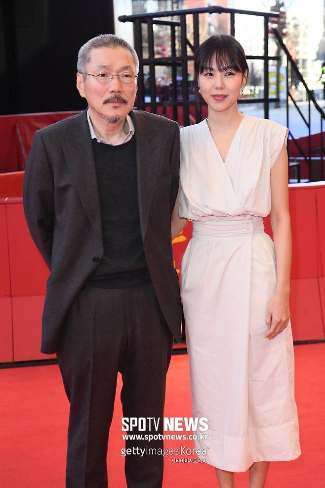 Director Hong Sangsoo and Kim Min-hee joined the Red Carpet at the Berlin International Film Festival in two years.Director Hong Sangsoo and Actor Kim Min-hee attended the 72nd Berlin International Film Festival and enjoyed the pleasure of winning the Silver Bear Award for The Novelists Movie at the closing ceremony held on the 16th (local time).Hong won the Silver Bear Award for Best Director in 2020 and the Silver Bear Award for Introduction last year, followed by the third consecutive year at the Berlin International Film Festival, Worlds top three film festivals.Hong Sangsoos 27th film Novelists Movie was invited to the competition section of the Berlin International Film Festival this year, and Hong Sangsoo and Kim Min-hee attended the festival together and showed up in the official appearance in two years.The two peoples schedule was concentrated on the 16th, and first of all, the official photo call and press conference of the Novelists Movie held at the Grand Hyatt Hotel in Berlin opened the schedule of this years film festival.He was also on the Red Carpet of The Novelists Movie at the main theater, Berlinalepallast. He also attended the closing ceremony and received the judging panel for The Novelists Movie.After winning the award, Hong Sangsoo took to the stage and said, I really didnt expect it. Im so surprised. I dont know what to tell you. I just keep doing what I was doing.I felt that the audience today loved the movie, its touching and I dont think Ill forget it, said Kim Min-hee, the leading Actor, who also took the stage.Director Hong Sangsoo - Kim Min-hees relationship with the Berlin Film Festival is different.The second time they breathed since the 2015 film Now Im Right and then Im Wrong that they first met, Only at the Beach of the Night won Kim Min-hee the Best Actress Award at the Berlin International Film Festival in 2017.The two people who attended the film festival also attended the press preview in Korea in March of that year and acknowledged the affair, saying, I love you.They were both happy to be the first to win the award in 2020 and last year, and in 2020 they were proudly on the Red Carpet in Berlin, and at the closing ceremony.Last year, both of them were absent from the film festival in the aftermath of Corona 19 fandemics, replacing the screenplay award winning impression.And this year, two years later, the Berlin International Film Festival has been showing up on the international stage for a long time and received the attention of world movie fans.Kim Min-hee, who was the main Actor and production director of the Novelists Movie, attracted attention with his unique fashion, which insisted on the costume of the silhouette and the heelless shoes throughout the body, unlike the last film festival.However, at the closing ceremony, I chose makeup that gave a point to the lip in a bright color dress, giving it a fresher feeling.After the award, Kim Min-hee was caught on the camera by holding Hongs hand or wrapping his waist.