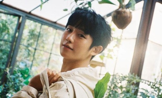 Actor Jung Hae In showed off her warm beautyOn the afternoon of the 18th, Jung Hae In posted a picture on his instagram.In the photo, Jung Hae In told her beauty of the recent situation in a flower-filled place, and the way she looked at the camera with a bag of flowers was heartbreaking.Above all, the skin that shines without any blemishes attracted peoples attention. The refreshing visuals that do not change over time caught the attention.Meanwhile, Jung Hae In has recently appeared on JTBC Drama Snowdrop:snowdrop.Snowdrop:snowdrop is a story of love that goes against the era of a female college student who suddenly jumped into a dormitory of a womens university in 1987, and who concealed and treated him even in the midst of a crisis.