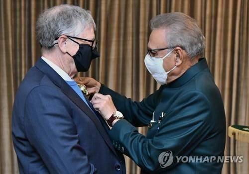 파키스탄에서 훈장 받는 빌 게이츠 (이슬라마바드 AP=연합뉴스) 17일(현지시간) 파키스탄 수도 이슬라마바드에서 아리프 알비 파키스탄 대통령(오른쪽)으로부터 '힐랄-에-파키스탄' 훈장을 받는 빌 게이츠 마이크로소프트(MS) 창업자. 2022.2.18 photo@yna.co.kr