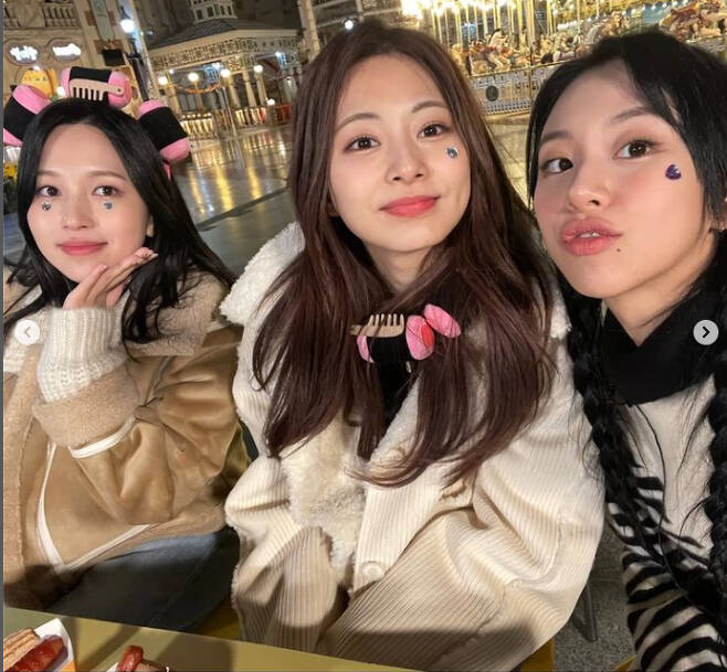 Seoul) = TWICE members have a good time at the amusement park.On the 19th, TWICEs official Instagram posted Mina, Tsuwi and Chae Young who took a pose together at the amusement park.In the public photos, Mina, Tsuwi and Chae Young are staring at the camera and making cute faces and poses.The bright faces of the members who have a good time convey the pleasant atmosphere of the scene.In the article The Kings Excitement Day, Our Team Chan, Titi Twice, which is posted with the photo, the members feel pleasant.