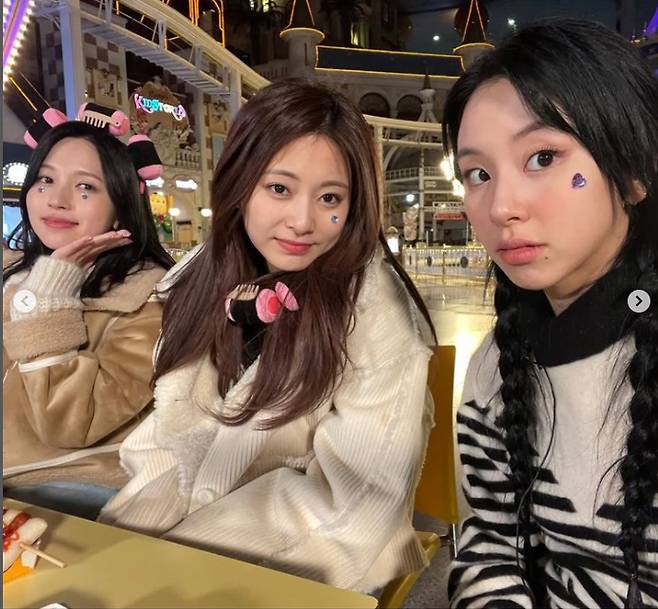 Seoul) = TWICE members have a good time at the amusement park.On the 19th, TWICEs official Instagram posted Mina, Tsuwi and Chae Young who took a pose together at the amusement park.In the public photos, Mina, Tsuwi and Chae Young are staring at the camera and making cute faces and poses.The bright faces of the members who have a good time convey the pleasant atmosphere of the scene.In the article The Kings Excitement Day, Our Team Chan, Titi Twice, which is posted with the photo, the members feel pleasant.