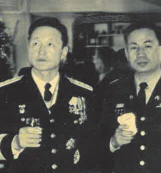 수도경비사령부 시절 윤필용(왼쪽)과 지성한. /지성한 회장 제공