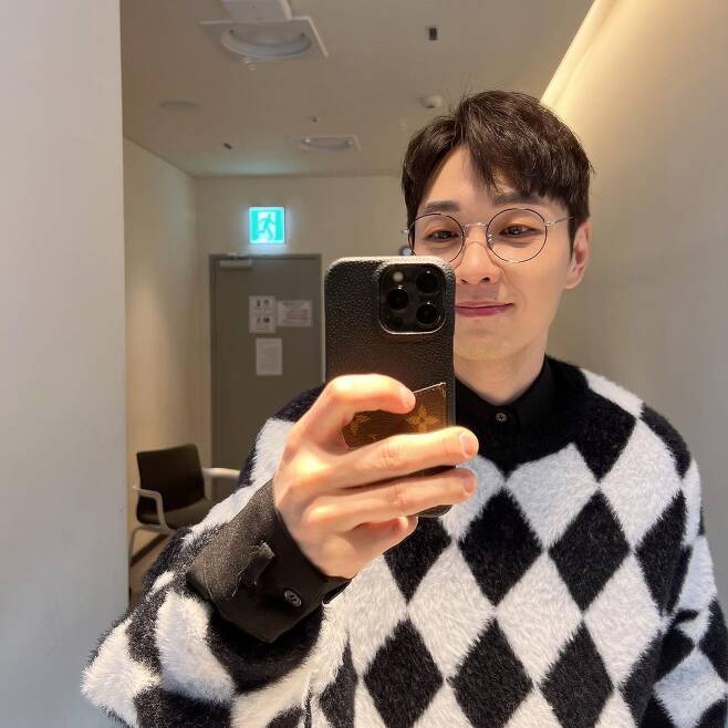 Group SG Wannabe member Lee Seok Hoon focused on netizens when they showed off their warm charm.On the 18th, Lee Seok Hoon posted a picture with an article entitled Through personal instagram.Lee Seok Hoon, who is in the public photo, is taking a mirror selfie, especially his distinctive features and warm smile, which attracted the viewers admiration.The netizens who saw this had various reactions such as John Zal and I am scared and handsome.iMBC  Photo Source Lee Seok Hoon Instagram