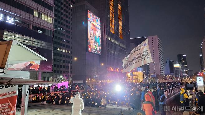 CJ택배 공동대책위원회와 택배노조가 19일 서울 중구 청계광장에서 CJ대한통운에 사회적합의 이행을 촉구하는 촛불 집회를 열고 있다. 강승연 기자