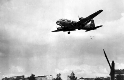 베를린 공수작전에 동원된 미 공군의 C-54 스카이마스터 수송기가 서베를린 어린이들을 위해 사탕 등 군것질거리가 매달린 소형 낙하산을 투하하는 모습. 미 공군 홈페이지