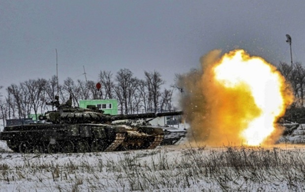 러시아 북서부 레닌그라드에서 기갑부대 탱크가 포 사격 훈련을 하고 있다. 러시아군은 최근 우크라이나를 3면에서 포위한 형태로 병력과 장비를 집결시키고 곳곳에서 훈련을 벌여 양국 간 군사 충돌 위기감이 고조되고 있다.(레닌그라드 AP=연합뉴스)[러시아 국방부 제공] 2022.2.14