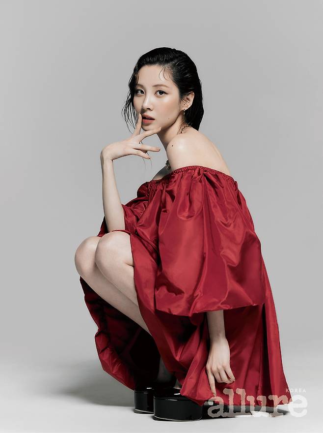 A picture of Lee JunYoung couple, Seohyun, has been released.Netflix film Moral Sense released a March issue of Allure Korea, which is a shining chemistry of Seohyun and Lee JunYoung.Moral Sense, which ranked fifth in the Netflix non-English film category in three days after its release, is a film about the romance of Temple Ji-woo, a talented public relations team who has a perfect but unique sexual taste and his secret.Seohyun and Lee JunYoung, who gathered topics with different chemistry, showed a different appearance and charm from the characters in Moral Sense through the March issue of fashion lifestyle magazine Allure Korea.This picture, which shows a different look from the broken Temple Ji-woo and the perfect man Lee JunYoung who has a secret taste, captures the unique atmosphere of the two and the deep and intense couple Chemistry.In addition to the pictures that can meet the different aspects of the two people, interviews that have been truthfully released about Moral Sense are also revealed, raising the interest of readers.More pictures, honest interviews and video interviews can be found in the March issue of Allure Korea, on the website and allure official SNS channels.
