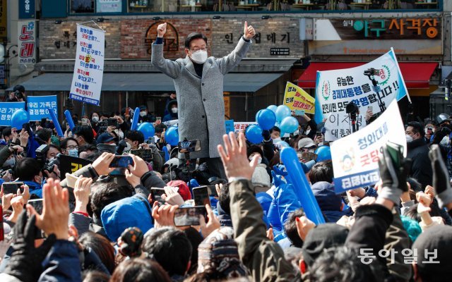 더불어민주당 대선후보가 22일 인천 로데오거리광장에서 열린 인천 집중 유세에서 소중한 한 표를 호소하고 있다. 김동주 기자 zoo@donga.com