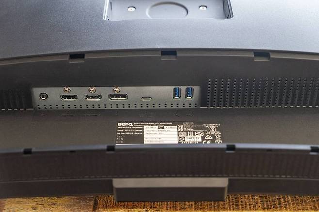 외부입력 인터페이스는 HDMI 2개, DP 1개, USB-PD 지원 C형 단자, 2개의 USB 3.0 단자로 구성돼있다. 출처=IT동아