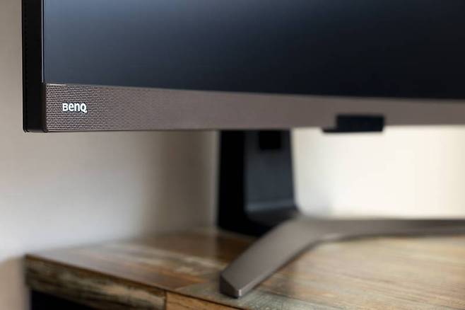 전면 하단 그릴에 3W 스피커 2개가 배치돼있고, 중앙에 B.I.+ 센서가 있다. 출처=IT동아