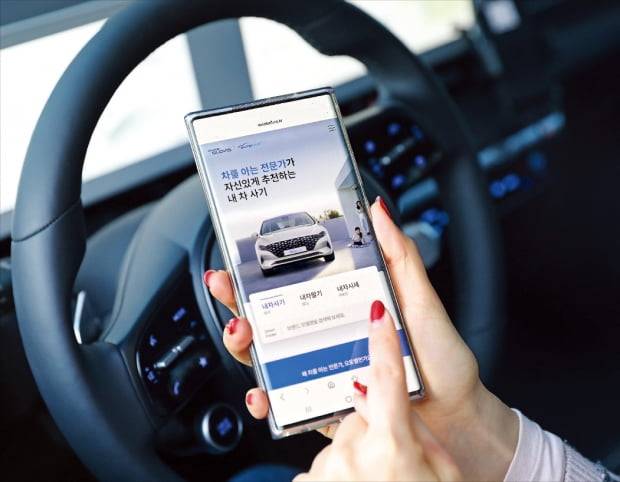 스마트폰으로 오토벨 앱에 접속해 내차 사기, 내차 팔기, 내차 시세 등의 서비스를 이용할 수 있다.