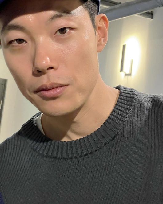 Actor Ryu Jun-yeol shows off his handsome face full of screens.Ryu Jun-yeol posted a photo on his SNS on the 22nd, saying, Oh, I can not bear it.In the photo, Ryu Jun-yeol revealed various daily life such as taking a self-portrait in a mirror.Ryu Jun-yeol looked even more manly, with his broad shoulders so far that he could not put them all on camera, and his warmer visuals impressed him.On the other hand, Ryu Jun-yeol is in love with actor Hyeri.