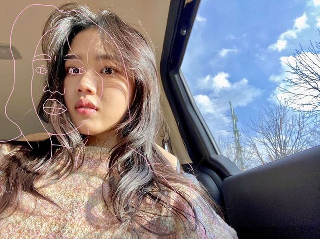 Kim Hyang Gi flaunts beautyOn the afternoon of the 22nd, actor Kim Hyang Gi posted two photos on his instagram without any comment.The photo shows Kim Hyang Gi, who has a long wave hair down. Kim Hyang Gi, who sits in the car, is staring at the camera wearing a warm-looking knit.The fans attention was focused on the appearance of Kim Hyang Gi, who has a pure and beautiful atmosphere.Meanwhile, Kim Hyang Gi, who is 23 years old in 2000, will appear in JTBCs new drama Flying Butterfly scheduled to be broadcast in the first half of the year.Flying Butterfly is a drama that depicts the stories of people who love I and those who try to love me from now on, as a beauty salon that is common around and everyone visits.Kim Hyang Gi Instagram