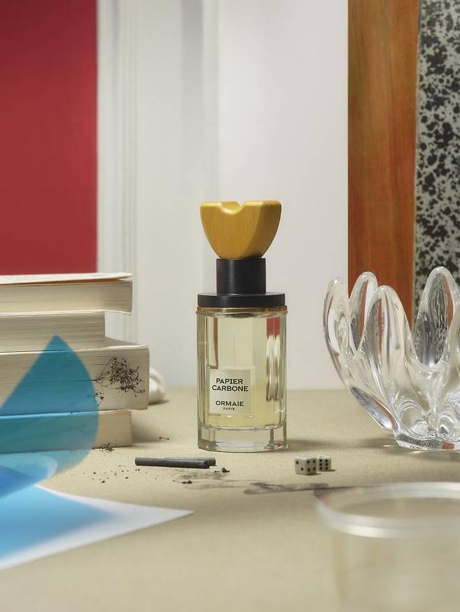 어린 시절 좋아했던 감초 향, 목제 책장에 꽂혀 있는 종이 책의 소설, 학교 교과서와 도서관의 나무 등 사라지지 않는 어릴 적 추억을 담은 편안한 우디 향. 파피에 카르본, 50ml 21만원, 100ml 30만8000원, ORMAIE.