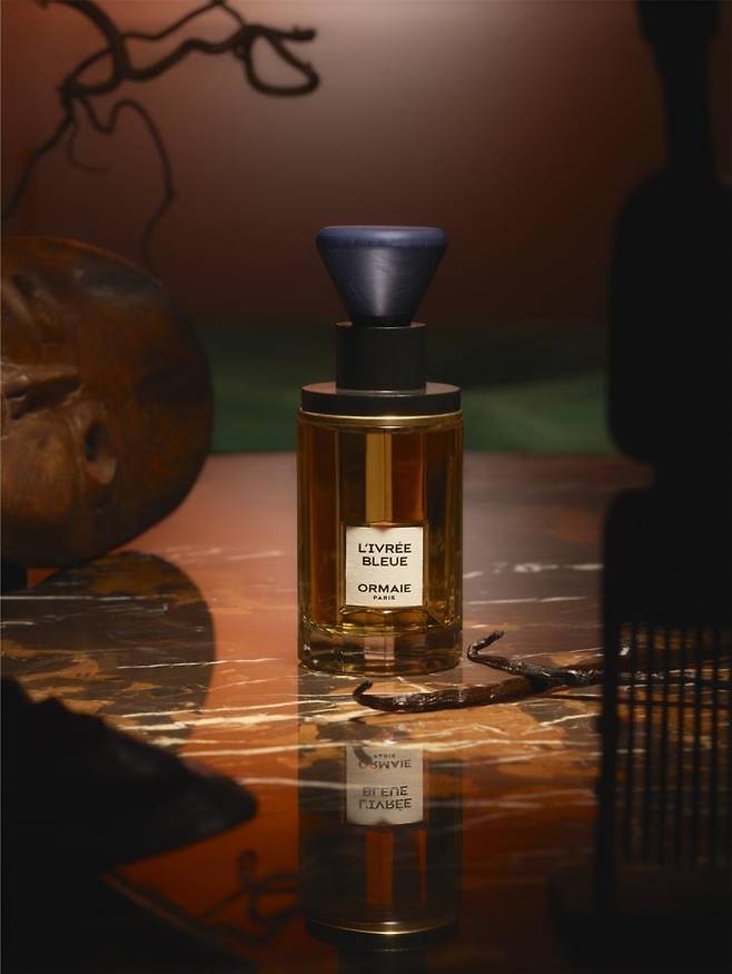 고갱의 이국적인 정서와 루소의 정글 테마를 불러일으키는 다크 바닐라와 럼주가 태풍과 같은 관능미를 탄생시키는 향. 리브헤 블뤼, 50ml 21만원, 100ml 30만8000원, ORMAIE.