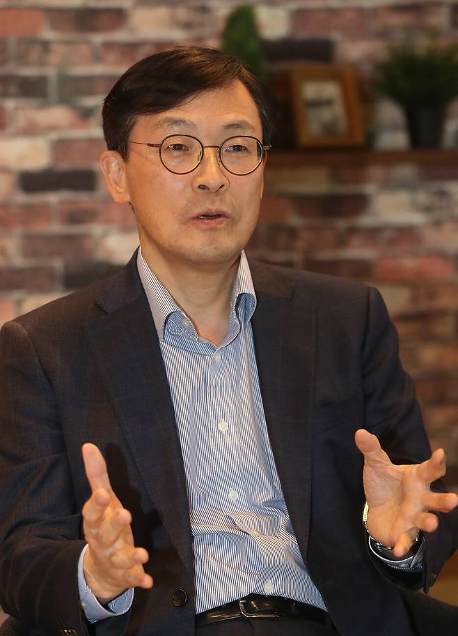 이호승 청와대 정책실장이 18일 오후 서울 종로구 청와대 사랑채에서 <한겨레>와 인터뷰하고 있다. 김태형 기자 xogud555@hani.co.kr