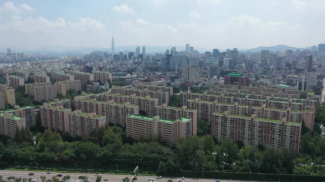 지난해 서울 강남 3구의 아파트 증여 비중은 서울 전체의 41%를 차지했습니다.