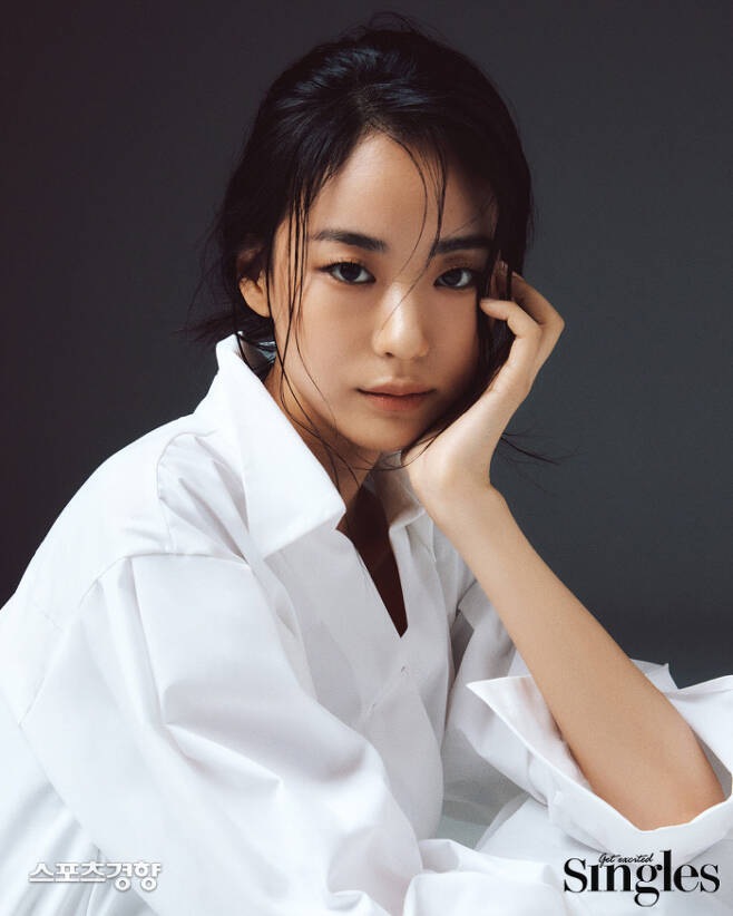Actor Lee E-Dam, who appeared in the recently closed JTBC drama City, unveiled a life picture expressing unique beauty.Lee E-Dam appeared in a fashion magazines pictorial release on Sunday, where he took his attention away from the unique sophisticated and daring atmosphere to the elegant charm.In the following interview, Lee E-Dam told the story after revealing a heavy presence that was not a newcomer in City.I had a lot of trouble when I first met a person named Lee Seol, he said. I thought it was a really big thing because it was a role that I hoped for, but it actually became a reality.I was worried first, and I was thrilled, he said.The story of the character was so deep that I needed the help of those who could analyze it so deeply.I was able to visit many teachers, ask for advice, talk to the bishop, assistant director, and writer, and face my seniors directly on the set, and complete the character Lee Seol in the City of the Works.He said, I am sorry that I could not persuade people who see Lee Seols feelings more.Lee E-Dam also digested a white shirt that gives cleanliness to the image that emphasizes blackness in this picture.Lee E-Dam, who has been working on Actors dream since high school and has appeared in Lee Mae-mong, Animals who want to catch straws, and Cities, said, I want to try a bright and pleasant genre that viewers can laugh comfortably.Above all, I want to continue to worry and act for a very long time, and I want to be a good adult who knows right and wrong. Lee E-Dams I Musici picture can be seen in the March issue of the fashion magazine Singles and on the website.