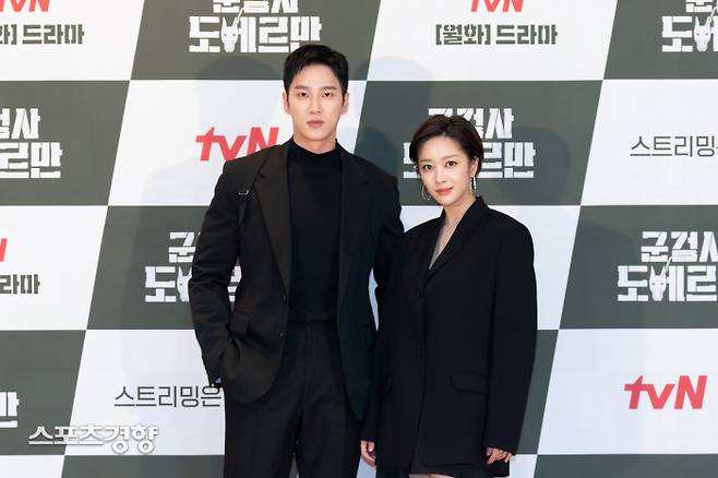 tvN 새 월화극 ‘군검사 도베르만’에 출연하는 배우 안보현(왼쪽)과 조보아가 23일 오후 온라인 중계 형식으로 열린 드라마 제작발표회에 참석해 포즈를 취하고 있다. 사진 CJ ENM