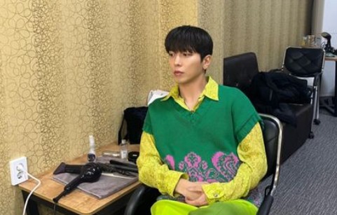 Singer Jung Yong-hwa showed off his warm visuals.On the afternoon of the 24th, Jung Yong Hwa posted a picture on his instagram with the phrase green.In the photo, Jung Yong Hwa took a picture wearing a green top and bottom. He was staring somewhere with his legs crossed.Above all, the visuals that perfectly digested the gentle green costume were admirable.Meanwhile, Jung Yong-hwa appeared in the drama The Big Real Estate.