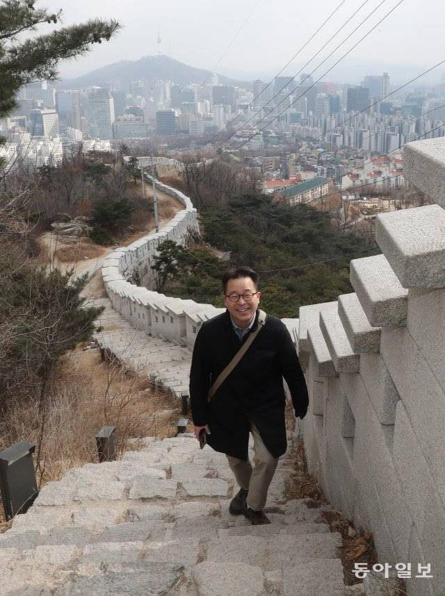 홍종원 세브란스병원 성형외과 교수는 시간이 날 때마다 가까이 있는 낮은 산을 오른다. 홍 교수가 편한 일상 복장으로 물병이 들어
있는 가방을 메고 인왕산에 오르고 있다. 마스크는 촬영을 위해 잠시 벗었으며 평소에는 착용한다. 김동주기자
zoo@donga.com