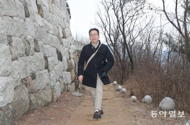 홍종원 세브란스병원 성형외과 교수는 시간이 날 때마다 가까이 있는 낮은 산을 오른다. 홍 교수가 편한 일상 복장으로 물병이 들어
있는 가방을 메고 인왕산에 오르고 있다. 마스크는 촬영을 위해 잠시 벗었으며 평소에는 착용한다. 김동주기자
zoo@donga.com