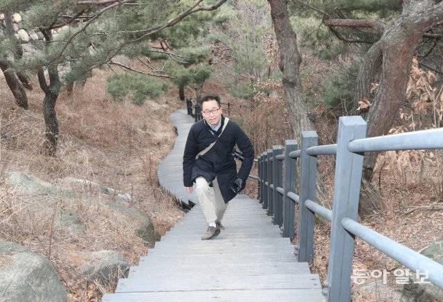 홍종원 세브란스병원 성형외과 교수는 시간이 날 때마다 가까이 있는 낮은 산을 오른다. 홍 교수가 편한 일상 복장으로 물병이 들어
있는 가방을 메고 인왕산에 오르고 있다. 마스크는 촬영을 위해 잠시 벗었으며 평소에는 착용한다. 김동주기자
zoo@donga.com