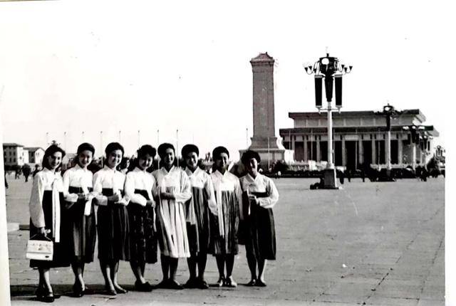 1980년 중국 베이징에서 열린 제1회 전국소수민족 무용콩쿠르에 참가한 연변가무단 소속 배우들이 기념 사진을 찍고 있다. 이령 애심네트워크회장 제공