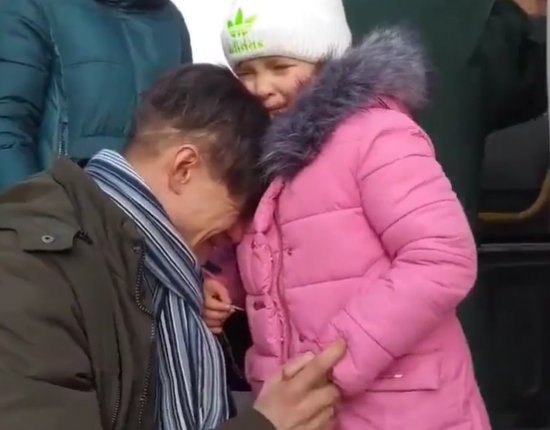 우크라이나의 수도 키예프에서 한 남성이 딸에게 작별인사를 하고 있는 모습. [트위터 캡처]