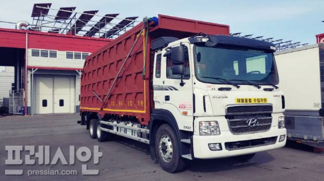 ▲재활용품 수집차량으로 완성된 현대 메가트럭이 성능검사를 받지 못해 번호판도 없이 공장에 서 있다. ⓒ프레시안(=송부성 기자)