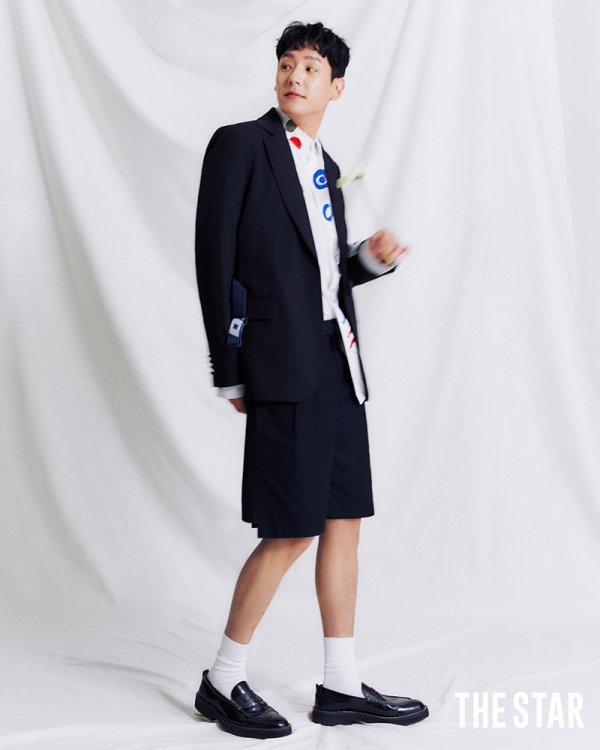 Kwak Si-yang filmed a picture under the theme of SPRING GUY in the March issue of The Star Magazine and released a picture of the spring atmosphere.In the photo, Kwak Si-yang matches a sophisticated suit and uses flowers as props to reveal a boyish face.In the meantime, he stares at the camera with intense eyes and produces a chic and romantic mood.In an interview after the filming, Kwak Si-yang said, It was a picture of warm Feelings. I was already shooting with a thrill of spring.Kwak Si-yang, who is currently filming his next KBS2 new drama The Beautiful Party, said about his work and his character, It is a comic rhetoric.I was a pure but powerful former police officer called the Airborne. When viewers see it, theyve turned it into a performance that says, Do you know how Kwak Si-yang will do this? she replied with a smile, Please expect it.When asked about the acting that he could do best, he said, I played the Jukyang Daegun of Hongcheongi with fun.I received a lot of Feelings that seemed to be alive while doing this work. As for the actual character of Kwak Si-yang when he did not postpone, I think he is not, but many people say that I am foolish.I think he is a friendly Feelings person. When asked about the dreaming love or ideal type, he said, I hope the code fits well. I like the person who accepts my Settai well and hits Settai to me.I hope a lover like a friend will be born soon. Finally, Kwak Si-yang said, There is no big greed. I just want to hear the story of Kwak Si-yang is good at acting for a long time.I want to listen to such praise and I want to be more immersed and hard when I postpone it. He said, I always want to be an actor who rewards me with good acting. A candid interview with fashion pictorials of spring-filled actor Kwak Si-yang can be found in the March issue of The Star, published on the 25th.