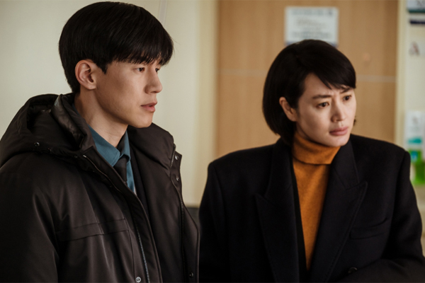 I cant adapt to a boy case, I always do.In the Netflix original series, Juvenile Justice, Judge Kim Hye-soo tells Judge Cha Tae-joo that.This is probably not much different from the ambivalence of viewers about the story of the drama Boy Crime just under the title <Juvenile Justice>.This uncomfortable feeling arises from the introduction of the first case of Juvenile Justice, which embroidered at the age of 13 by showing a bloody axe that he had killed an 8-year-old elementary school student and damaged his body and used it as a weapon.Is this a boy case and can punish a cotton bat according to the juvenile law?But is it okay to punish a young boy for the same murder as adults as a subject of punishment rather than edification?In fact, Juvenile Justice is enough to give us a preconceived notion that it is filled with uncomfortable and stimulating stories in that it brings out the juvenile events that cause these ambivalent feelings to us.But this is just preconception. makes you feel some anger feelings by dealing with uncomfortable events, but it is not a drama that pursues a simple way of judging and condemning it, nor a drama that brings out the frustrating sweet potato reality.Rather, it is a drama that lets us look closer to this problem that we felt vaguely uncomfortable because we were leaving it a little far away, and it makes us think about some alternatives through the actions of this judge, Shim Eun-seok.In addition, Judge Shim Eun-seok is so cold that he says, I hate boys. He does not make or judge emotionally wielded judgments because the subject of the ruling is a boy.There is, of course, a wound somewhere behind it, and it seems to be a cold face that never laughs to cover it, but in fact it is a warm judge.Recently, dramas dealing with courts or crime thrillers are frequently featured in lawful boys.But if such dramas were often treated as stimulating the brutal juvenile crime that uses the law of provisional boys, <Juvenile Justice> digs into the essence of the problem deeper than that.The troubles of the judges facing in reality are pondered, and I feel the troubles of the artist who tries to dissolve them with drama fun by covering them closely.It is a drama that has an immersive feeling that can not be taken off once you start to look at the uncomfortable prejudice of the material for a while.The immersion is made possible by creating attractive characters and adding dramatic composition while the artist brings this serious problem.Shim Eun-seok, a character and Kim Hye-soo, who plays it, is a pillar of this work. He is the person who guides viewers to immerse themselves in the character, irritate and cool, but at the same time sad and sometimes sad.The cool and grand appearance of Judge Shim Eun-seok, who never bends in front of the manager with a tremendous charisma, creates a sense of balance in this controversial story by making a stark contrast with Judge Cha Tae-joo, who is so warm and tries to look at the case with him from the perspective of children.In addition, the episode also draws attention first with a powerful murder case at the beginning, but then a domestic violence episode as the reason for such juvenile crime to take place, and then an episode that deals with the realistic problems of the Protection Center as a safety net of society that protects and cares for these boys.In other words, it is not a simple episode list, but it makes the issue look deeply by developing episodes with more stereoscopic and in-depth issues about juvenile crime.The episodes at the Youth Recovery Center four and five times and the ambassadors made by the center director there are examples of this deep approach to the drama.When you get hurt at home, they abuse you, commit crimes you usually dont do, or hang out with bad kids. They know. They know you shouldnt.To abuse me, I want my pain to hurt my family. Look at me, Im hard, why dont you know? Most of the flight starts with a family.The things that boys do or say are close to violence that can not help but be angry, but when you look behind it, there is a shadow of indifference and even violence in the parents.And this is not just a matter for parents. There are problems that the state and society have to deal with.Judge Shim Eun-seok, even if it is actually supported by the states support, eventually sharpens the reality of boys being left to facilities such as a youth recovery center where the sacrifice of any individual is secured.In other words, it means that the state is only relying on the sacrifice of the individual to do what it has to do.A dramatic composition that adds a unique character that gives a sense of immersion that can not be driven at night, an episode from deep coverage, and a writers formidable writing power.<Juvenile Justice> is a well-made drama that allows you to see the problem of boy crime in depth through the experience of various emotions like waves.The work is good, but Kim Hye-soos Acting is also a overkill because he feels the power to make his ambassadors nervous and fall into one action.