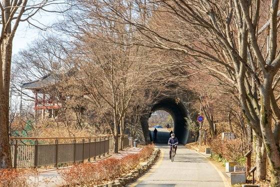 전주 한벽당 뒤편의 한벽굴. '스물다섯 스물하나'에서 김태리와 남주혁이 나란히 걸었던 터널이다. 지금은 나무들이 앙상해 다소 황량한 풍경이다. 전주천을 따라 둘레길이 조성돼 있다. 백종현 기자