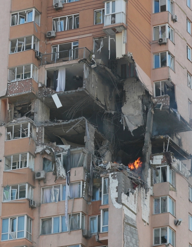 우크라이나 키예프시에 있는 아파트가 미사일 공격으로 일부 파손돼 있다. 로이터 연합뉴스