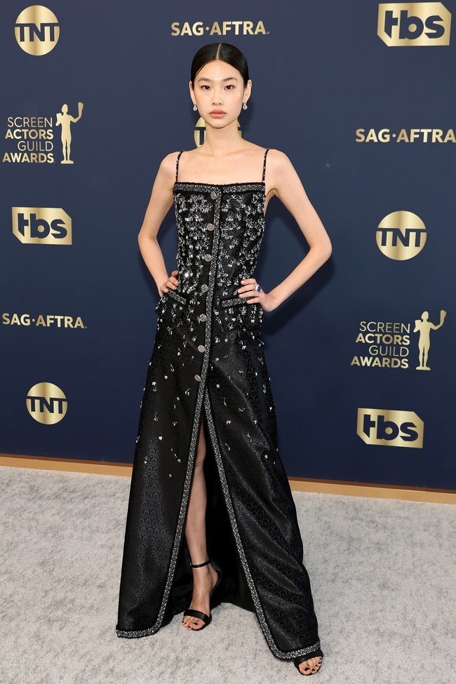 Luith Vuitton, a luxury brand, has produced costumes for global ambassador HoYeon Jung.Model and Actor HoYeon Jung won the 28th Annual Screen Actor Guild Awards (SAG) FoxMain Actor Award for his Netflix series Squid Game on February 27 (local time).HoYeon Jung attended the SAG awards ceremony wearing Louis Vuitton shoes Louis Vuitton High Jewelry Collection earrings and rings along with Louis Vuitton custom-made dresses.The Louis Vuitton custom dress worn by HoYeon Jung was handmade using colorful silver beads and Krystal Jung over black jacquard silk.The embroidery features a geometric design that falls naturally from the top of the dress, with embroidery braided straps on the edge of the dress, and embroidery using tulle and silver metal thread on the pocket.The dress took a total of 210 hours to produce, and it took an additional 110 hours to place Krystal Jung and silver beads and embroidery.The custom-made hairpiece, which matches the dress, was also produced in the same way in the workshop in Louis Vuitton Paris Bangdom Maison.