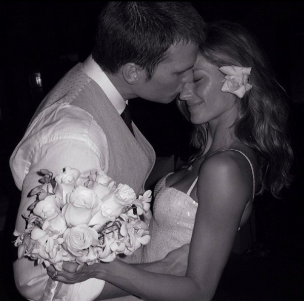 Brazilian supermodel Giselle Valdir Bündchen, 41, celebrated her 13th wedding anniversary.Giselle Valdir Bündchen celebrated her 13th wedding anniversary with six-time Super Bowl winner NFL legend Tom Brady, 44, and posted a lovely post on her social media on Wednesday.He posted a black and white image taken at the wedding reception in 2009 and posted Anniversary with the Love of My Life, I Love You!Tom Brady also told social media: 13 years ago, we both said, I do.And you were the best thing that happened in my life, he wrote, full of affection for his wife, and continued, I love you more now than I imagined.You are the best mother, wife, supporter in the world and you can call yourself a wife, its a blessing. Happy anniversary, he added.The pair began dating after a blind date in December 2006; the pairs wedding took place on February 26, 2009, a month after the engagement announcement.The couple held a private wedding march in front of about 20 immediate family and friends at Santa Monica Cathedral, where they have a son Benjamin and a daughter Vivian Lake.Giselle Valdir Bündchen even posted a message on Instagram in support of him after declaring his retirement in the NFL after 22 years.Giselle Valdir Bündchen called her spouse the most dedicated, focused and mentally strong person.Giselle Valdir Bündchen has been ranked as the worlds most expensive model for the 2016 consecutive year since 2002.Only in 2017 was the title taken away by Kendall Caitlyn Jenner, when Caitlyn Jenner made a staggering amount of money, 22 million Family Dollars, and Valdir Bündchen also earned 17.5 million Family Dollars.Giselle Valdir Bündchen is also known for her love affair with Hollywood actor Leonardo DiCaprio.DiCaprio, famous for his model killer, has the modifier that he is the longest model.Giselle Valdir Bündchen, a synonym for thorough self-management, said that activity has not been the same since 2015, but I will retire on the day I die.I love working, he said.Giselle Valdir Bündchen Instagram