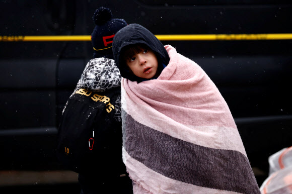 프셰미슬 난민 임시 수용소 - 러시아의 우크라이나 침공을 피해 온 한 어린이가 2022년 2월 28일 폴란드 프르제미슬 임시 수용소에 도착하면서 눈 속에 서 있다. 로이터 연합뉴스 2022-02-28