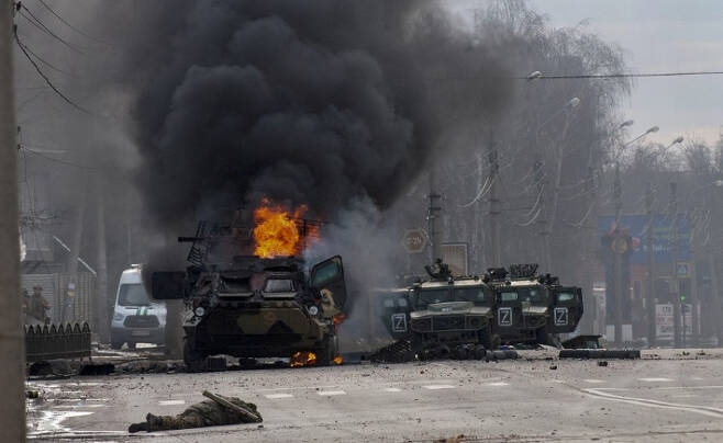 우크라이나가 러시아의 침공을 당한 지 나흘째인 27일(현지시간) 시가전이 벌어진 제2의 도시 하리코프의 거리에서 러시아군 병력수송용 장갑차 한 대가 불길에 휩싸여 있다. 연합뉴스