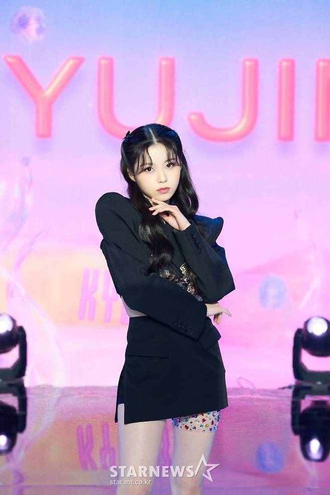 신인 걸그룹 엔믹스(NMIXX) 규진이 1일 오후 온라인 생중계로 진행된 데뷔 싱글 앨범 '애드 마레'(AD MARE) 발매 기념 쇼케이스에 앞서 포즈를 취하고 있다. '바다를 향해'라는 뜻을 품은 데뷔 싱글 '애드 마레'는 타이틀곡 '오오'(O.O)를 비롯한 '占'(TANK)와 두 곡의 연주곡 등 총 네 곡이 수록됐다. /사진제공=JYP엔터테인먼트 2022.03.01 /사진=이동훈 기자 photoguy@