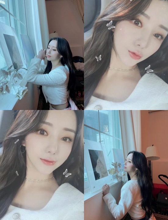 Lovelyz Keis beauty draws attention.On the 1st, Lovelyz Kei posted photos and videos on his instagram with an article entitled #themusical #The Musical March.In the photos and videos, Kei is taking various poses.His innocent atmosphere and beauty caught the attention of fans.Meanwhile, Kei was selected as the role of Amane Mass, an idol singer and a lover of Yagami Raito in the musical Death Note.Lovelyz Kei is continuing musical activities including musical Song of the Sun and Xcalibur recently.The musical Death Note will be performed at the Chungmu Art Center Grand Theater until June 26th.Photo = Lovelyz Kei Instagram