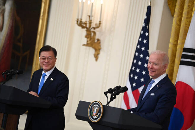 문재인(왼쪽) 대통령과 조 바이든 미국 대통령. (사진=AFP)